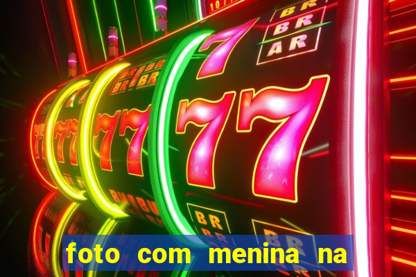 foto com menina na cama fake